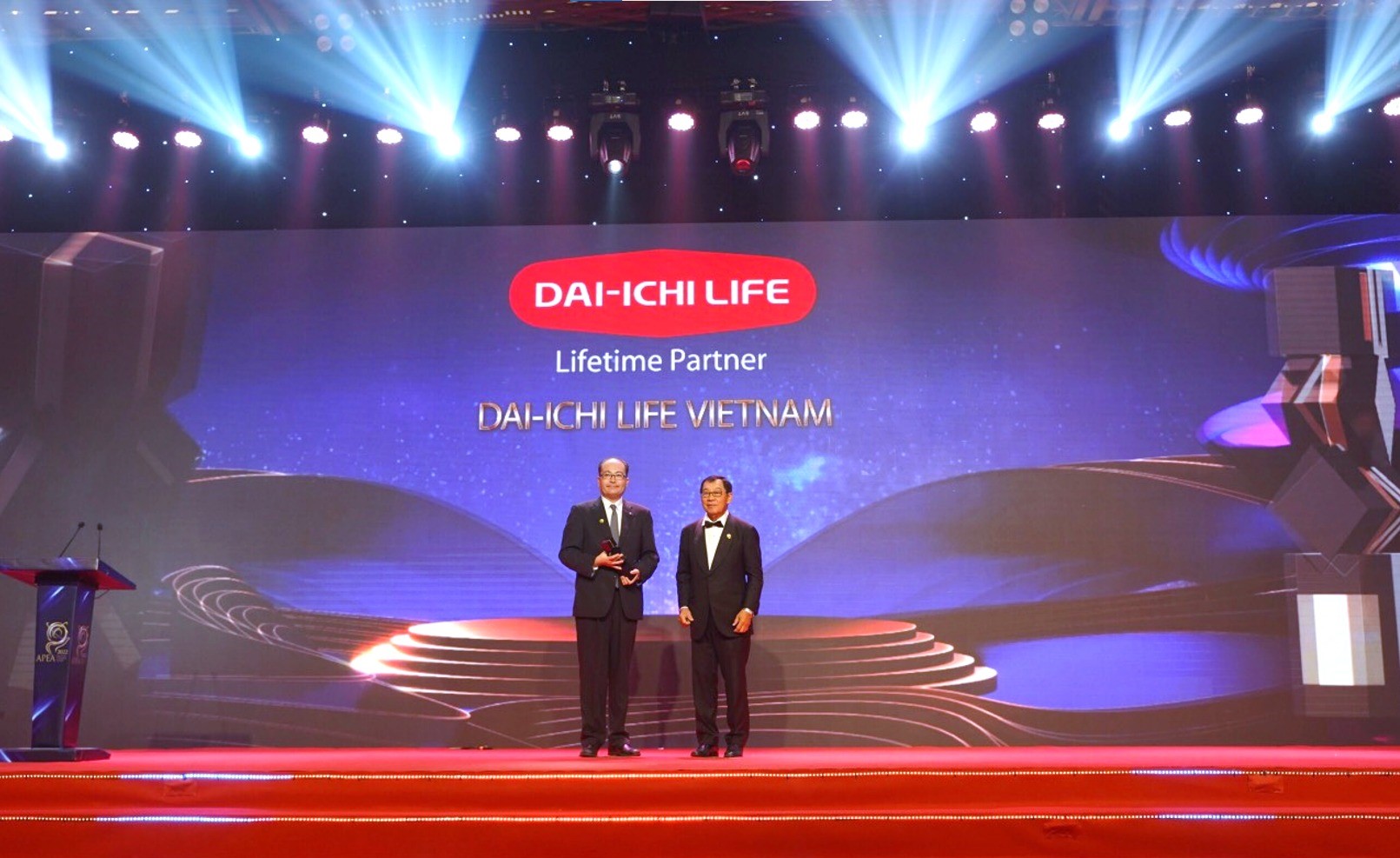  Ông Seigo Fujimaru - Phó Tổng Gián đốc Điều hành kiêm Phó Tổng Giám đốc Hành chính Tổng hợp Dai-ichi Life Việt Nam, nhận giải thưởng "Doanh nghiệp xuất sắc Châu Á" (Corporate Excellence Award).